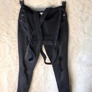 GREY DISTRESSED OVERALLS! 🤍🖤